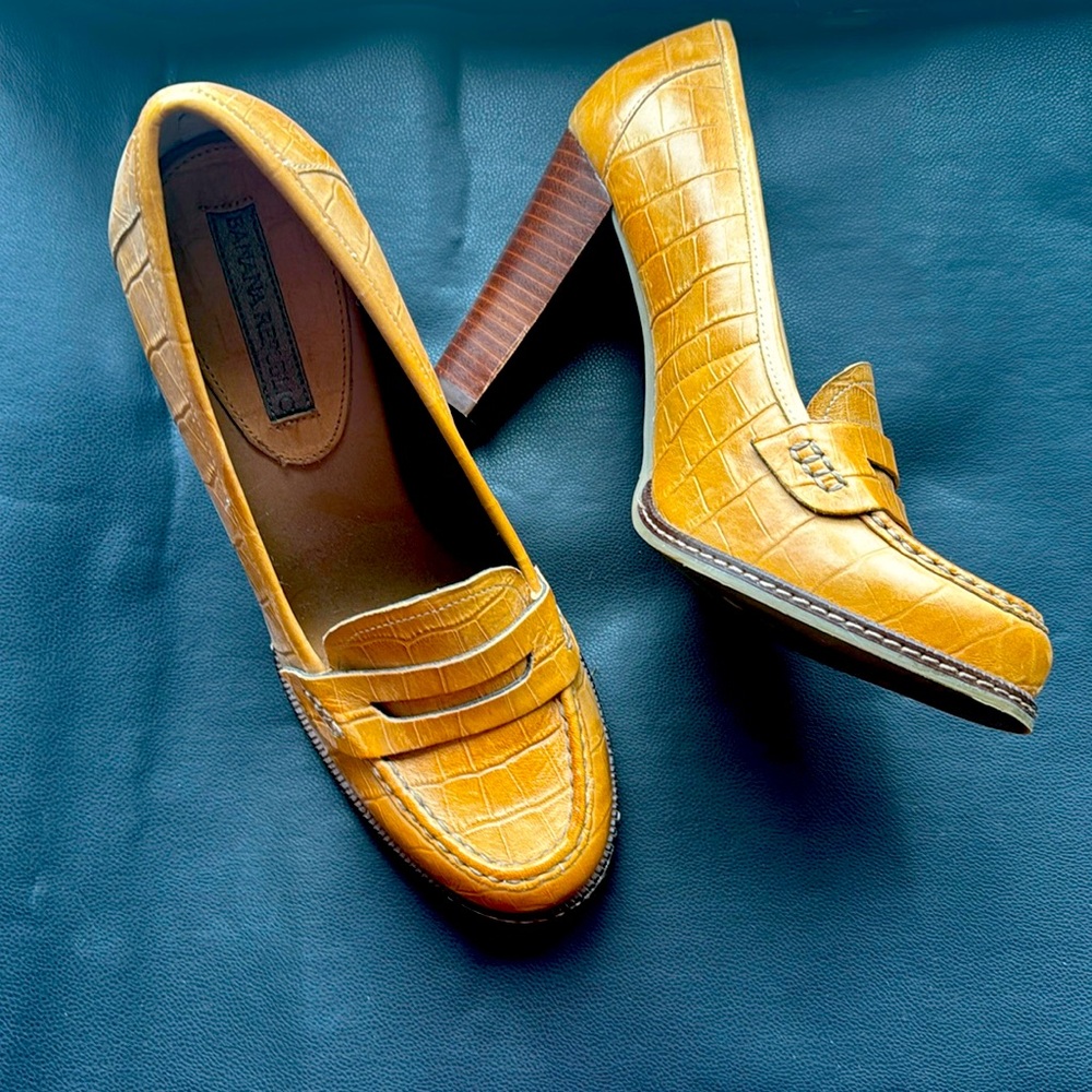 Gorgeous leather high- heal loafer Banana Republic Oxford loafers.